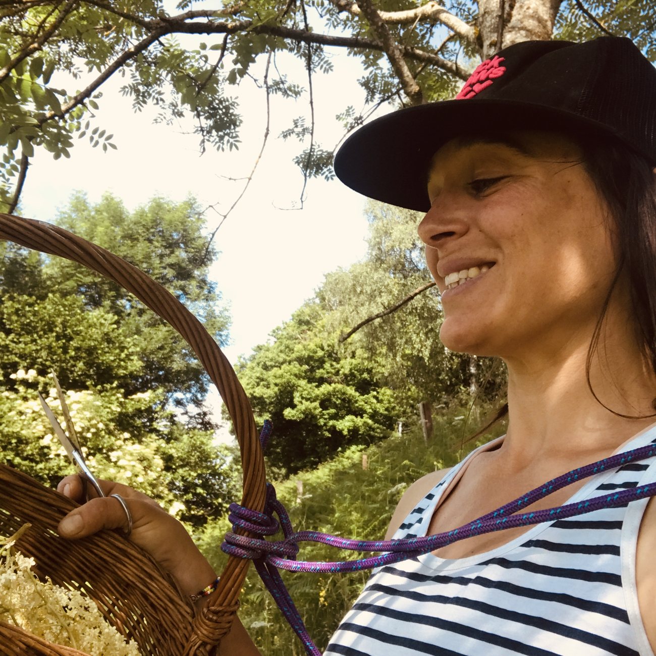 Caroline De Klerk, accompagnatrice en montagne et cueilleuse, avec son panier d'osier dans l'Oisans