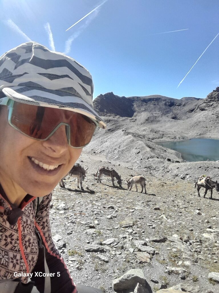 Caroline De Klerk et ses ânes lors d'une mission de portage en haute montagne
