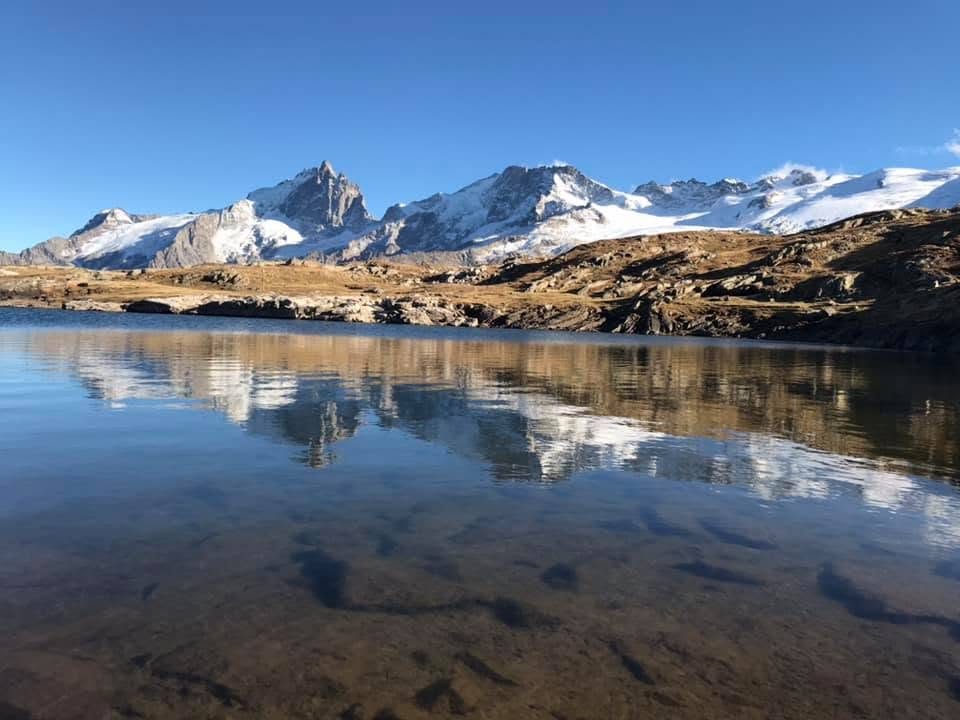 Lac de montagne et sommets enneigés de l'Oisans